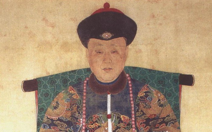 Tuy nhiên, tính tình của Đôn Phi khó ở và dễ nổi giận, thường xuyên trách phạt cung nữ và thái giám vì những chuyện nhỏ nhặt. Đến năm thứ 43 của triều Càn Long, bà đã đánh chết một cung nữ trong cơn tức giận. Khi Càn Long được biết, ông đã giáng chức bà xuống làm Tần và chuyển Hòa Hiếu sang cung khác để nuôi nấng.