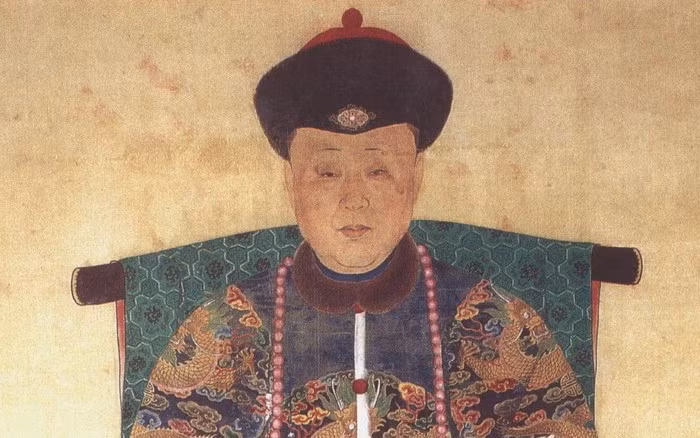 Tuy nhiên, tính tình của Đôn Phi khó ở và dễ nổi giận, thường xuyên trách phạt cung nữ và thái giám vì những chuyện nhỏ nhặt. Đến năm thứ 43 của triều Càn Long, bà đã đánh chết một cung nữ trong cơn tức giận. Khi Càn Long được biết, ông đã giáng chức bà xuống làm Tần và chuyển Hòa Hiếu sang cung khác để nuôi nấng.