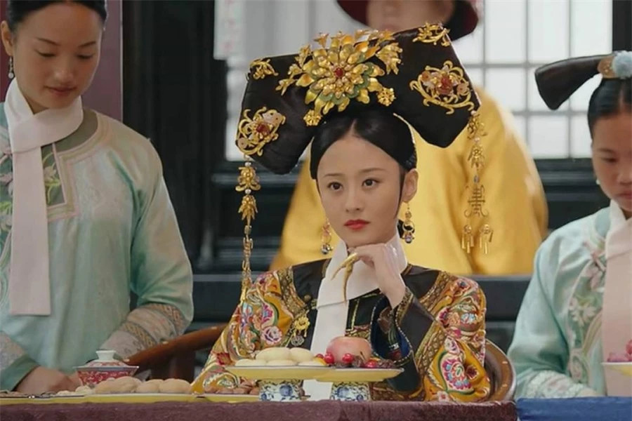 Khi Hòa Hiếu 7 tuổi, Càn Long đã hứa hôn nàng cho con trai của Hòa Thân, Phong Thân Ân Đức. Đến tuổi 10, nàng được phong làm Hòa Thạc công chúa và khi 12 tuổi, nàng lại được phong Cố Luân công chúa - một tước vị thường chỉ dành cho con gái của hoàng hậu, ngang hàng với Thân vương. (Ảnh minh họa)