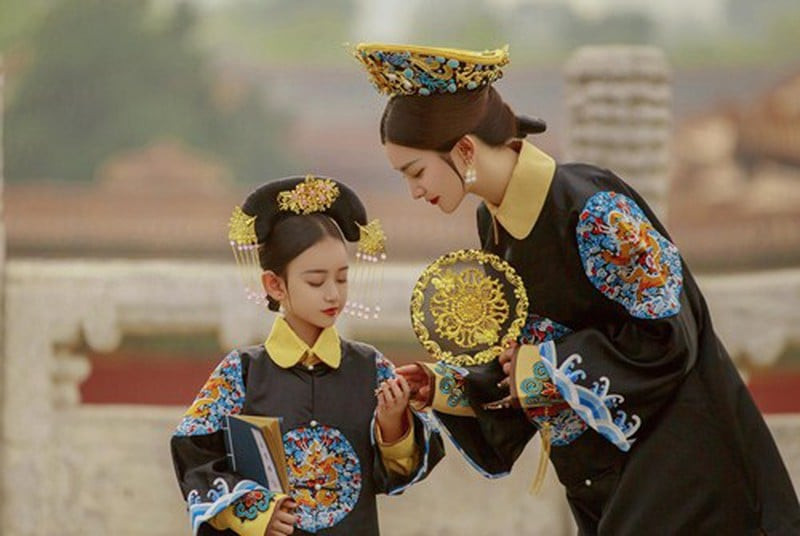 Không những thế, Hòa Hiếu có vẻ ngoài rất giống với Càn Long, và hoàng đế yêu chiều nàng đến nỗi từng nói rằng nếu Hòa Hiếu là hoàng tử, ông chắc chắn sẽ lập nàng làm người nối ngôi. Vào ngày 23 tháng 7 năm Càn Long thứ 45, công chúa đã được Ban Thiền Lạt Ma thế hệ thứ 6 ban cho pháp danh “Sách Lãng Ban Cát Trác Mã”, có nghĩa là "Độ mẫu cát tường". (Ảnh minh họa)