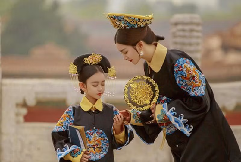 Không những thế, Hòa Hiếu có vẻ ngoài rất giống với Càn Long, và hoàng đế yêu chiều nàng đến nỗi từng nói rằng nếu Hòa Hiếu là hoàng tử, ông chắc chắn sẽ lập nàng làm người nối ngôi. Vào ngày 23 tháng 7 năm Càn Long thứ 45, công chúa đã được Ban Thiền Lạt Ma thế hệ thứ 6 ban cho pháp danh “Sách Lãng Ban Cát Trác Mã”, có nghĩa là "Độ mẫu cát tường". (Ảnh minh họa)