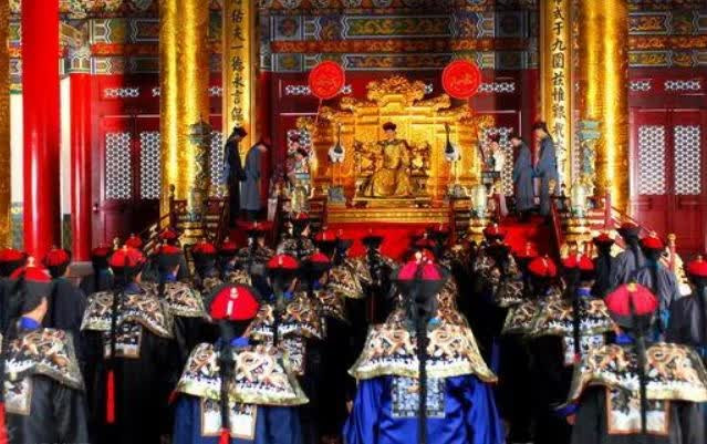 Quan nhà Thanh phủi tay áo trước khi hành lễ có ý nghĩa gì? Quan nha Thanh phui tay ao truoc khi hanh le co y nghia gi?