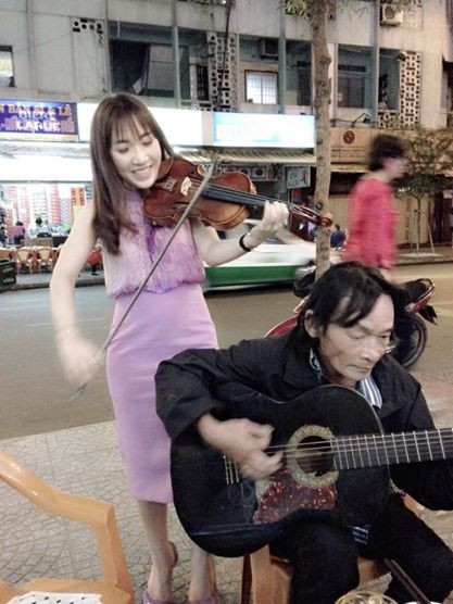 Đam mê âm nhạc, sau giờ giảng dạy ở trung tâm, Phương Hường lại có những phút giây "phiêu" khi trình diễn nghệ thuật đường phố. Nữ nhạc công của dàn nhạc giao hưởng Học viện Âm nhạc từng biểu diễn trong nhiều chương trình lớn tại Nhà hát Lớn Hà Nội, thỉnh thoảng xuất hiện tại các khu phố Tây, phố cổ và biểu diễn violin đầy tâm huyết.