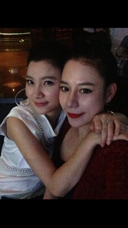 Ngoài ra Trà My còn quen biết và có quan hệ rất tốt với nhiều nhân vật trong giới showbiz Việt. Các fan thường xuyên thấy Trà My xuất hiện, đi dự sự kiện, ăn uống cùng Hạnh Shino, Emily... 