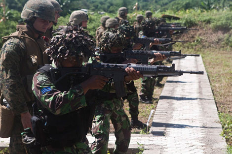 Lính thủy đánh bộ Indonesia huấn luyện với súng trường tiến công Pindad SS1 trong tập trận CARAT.