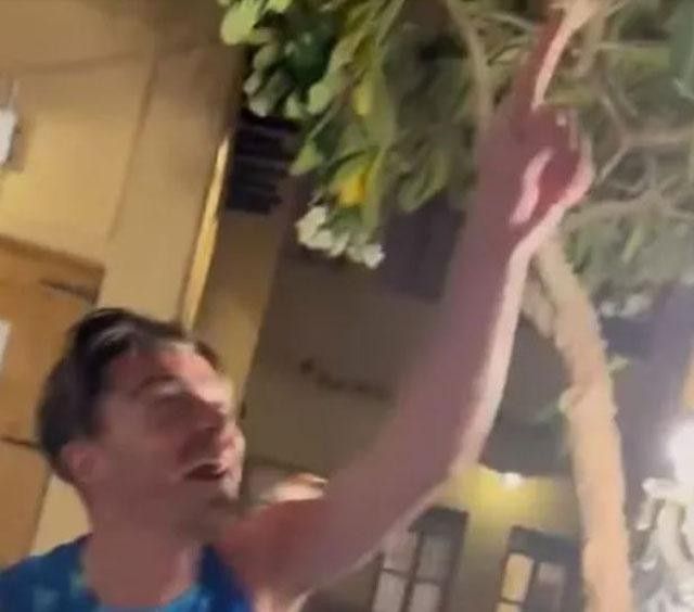 Jack Grealish cuoi khoai tra khi dong doi tuyen Anh bi chim ‘di bay’ len dau-Hinh-3