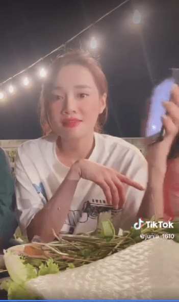 Nha Phuong duoc khen ngoi ve nhan sac trong livestream moi day