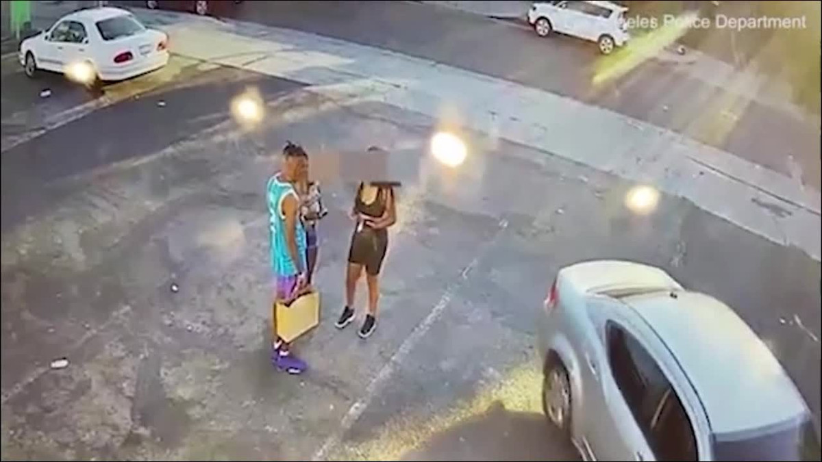 Video: Mang súng đi cướp, 2 tên côn đồ bỏ chạy thục mạng vì bị phản đòn Video: Mang sung di cuop, 2 ten con do bo chay thuc mang vi bi phan don