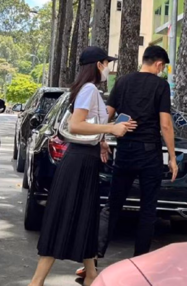 'Team qua duong' bat gap vo chong Minh Hang quan quyt khong roi-Hinh-3