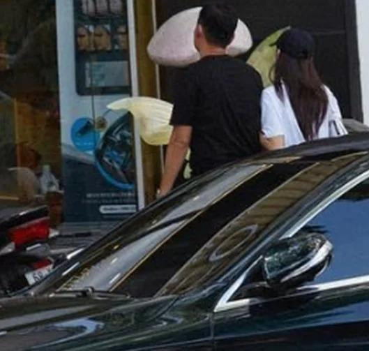 'Team qua duong' bat gap vo chong Minh Hang quan quyt khong roi