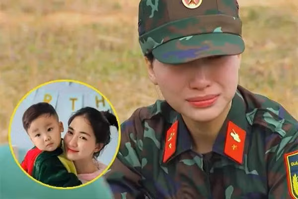 Khan gia ngay canh Hoa Minzy khoc vi nho con, nu ca si noi gi?