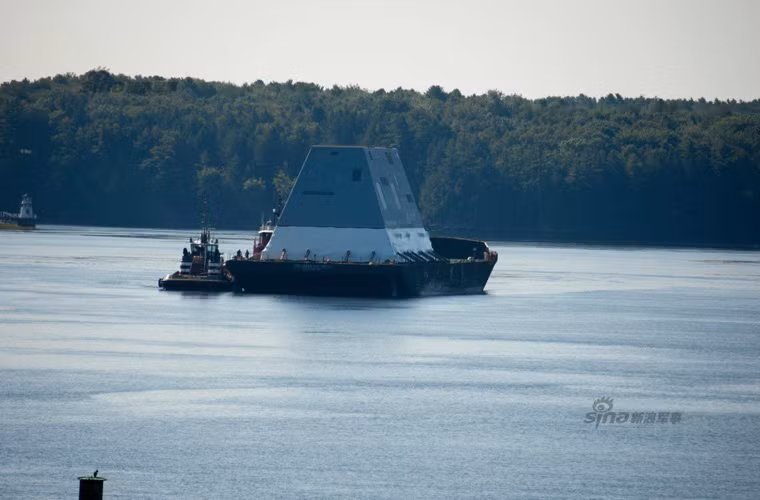 Truyền thông quốc tế mới đây đăng tải một hình ảnh cho thấy phần thượng tầng của chiếc tàu khu trục lớp Zumwalt thứ 2 đã được hoàn thiện và đang quá trình kéo về nơi chế tạo phần thân để thực hiện lắp ráp.