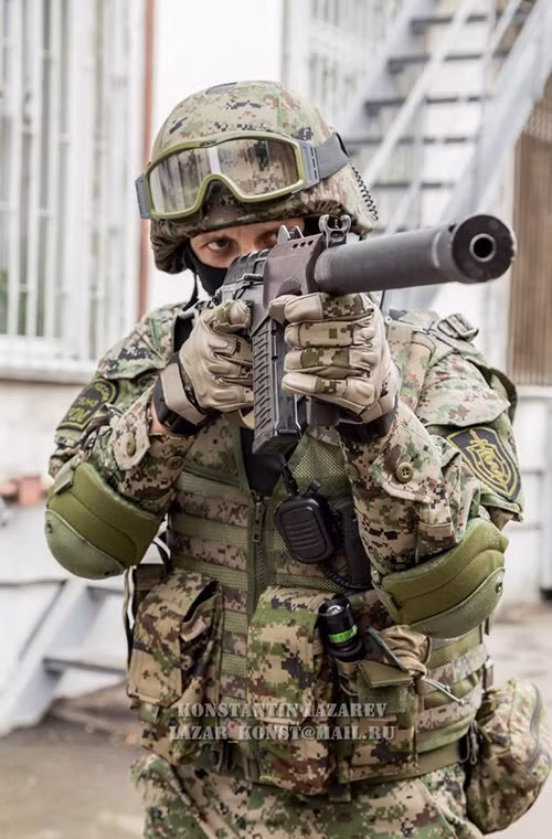 SR-3M được đánh giá là kết hợp các đặc điểm từ mẫu gốc SR-3 với các khẩu AS, súng bắn tỉa VSS Vintorez. Nó có một ống hãm thanh có thể tháo ráp dễ dàng báng súng gấp sang một bên chứ không gấp lên trên để chừa chỗ cho các hệ thống nhắm sẽ được lắp vào.