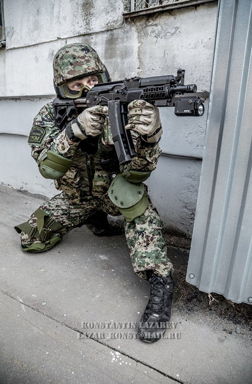 Súng hoạt động theo nguyên ly sử dụng năng lượng giật hậu của khóa nòng tự do. Cơ cấu cò - kim hỏa cho phép nó bắn ở 2 chế độ tự động và phát một. Súng đạt tốc độ bắn 700-750 phát/phút, tầm bắn tối đa 200m.