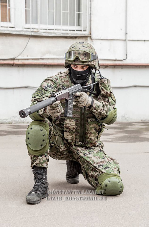 Súng dùng cơ cấu nạp đạn bằng khí nén, thoi nạp đạn xoay, tốc độ bắn 900 phát/phút, tầm bắn hiệu quả 200m, tầm bắn xa nhất 400m.