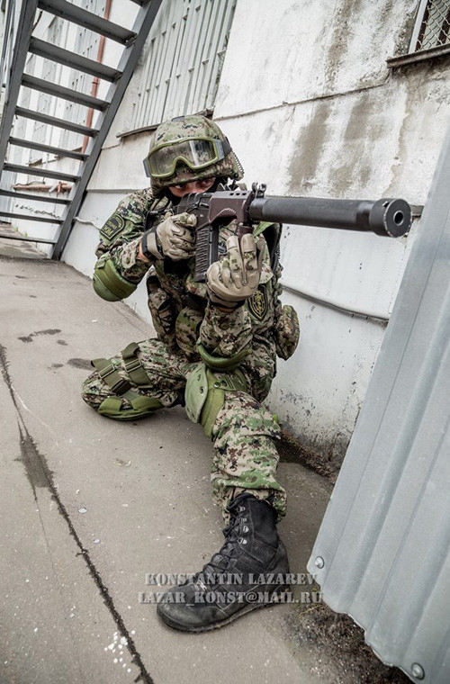 Thanh răng trên thân súng có thể lắp nhiều loại hệ thống nhắm cũng như bộ phận nhìn đêm khác nhau theo tiêu chuẩn của Nga.