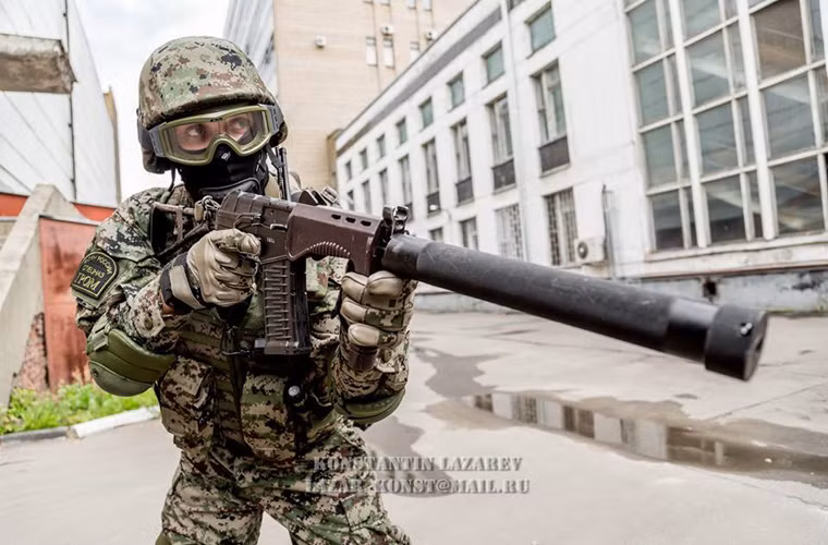 Trên page cá nhân (Facebook) của nhiếp ảnh gia Konstatin Lazarev mới đây đăng tải một số hình ảnh về chiến sĩ đặc nhiệm FSKN Grom (đội đặc nhiệm của cơ quan chống ma túy Liên bang Nga) đang luyện tập với những khẩu tiêu liên đặc biệt SR-3M và Vityaz-SN.