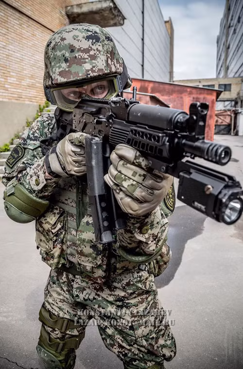 Ngoài SR-3M, các chiến sĩ đặc nhiệm FSKN còn được trang bị các khẩu súng tiểu liên Vityaz-SN được Izhmash thiết kế riêng theo yêu cầu của Bộ Nội vụ Nga, dùng để tiêu diệt sinh lực địch (kể cả địch mặc áo giáp), xe không bọc thép...