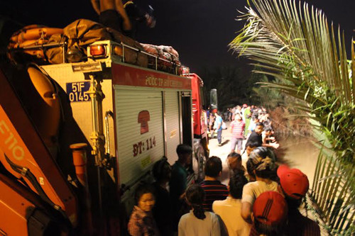 Rất đông người hiếu kỳ vây kín hiện trường theo dõi vụ việc.