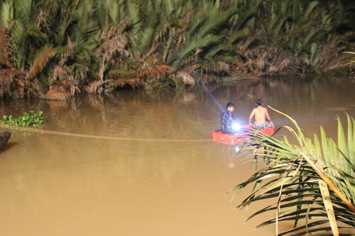 Lực lượng tìm kiếm Cứu hộ cứu nạn (Cảnh sát PCCC TP HCM( trắng đêm tìm kiếm nạn nhân.