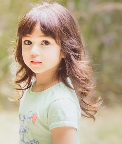 Jirada Moran cũng được biết đến ở Việt Nam như một cô bé sở hữu vẻ đẹp hòa trộn giữa Á và Âu. Khuôn mặt, đôi mắt củaJirada Moran gần như là tuyệt mỹ khiến nhiều người như "tan chảy" ngay từ cái nhìn đầu tiên.