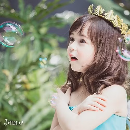 Vô cùng xinh xắn và rất tự nhiên trước ống kính, dù mới 5 tuổi nhưngJirada Moran đã nhận được rất nhiều lời mời làm quảng cáo, diễn viên, người mẫu trong các clip ca nhạc.