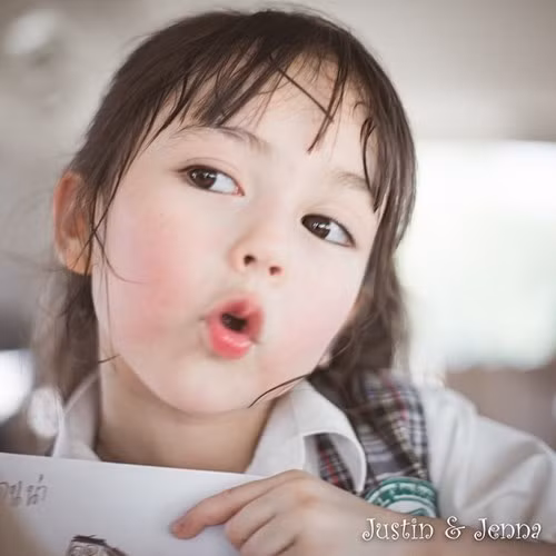 Jirada Moran, cô bé 5 tuổi người Thái Lan, là em bé thiên thần khiến truyền thông châu Á, cư dân mạng nhiều quốc gia phát sốt trong năm 2014. Mang vẻ đẹp tự nhiên, thuần khiết,Jirada Moran là một ngôi sao nhí nổi tiếng nhất Thái Lan.