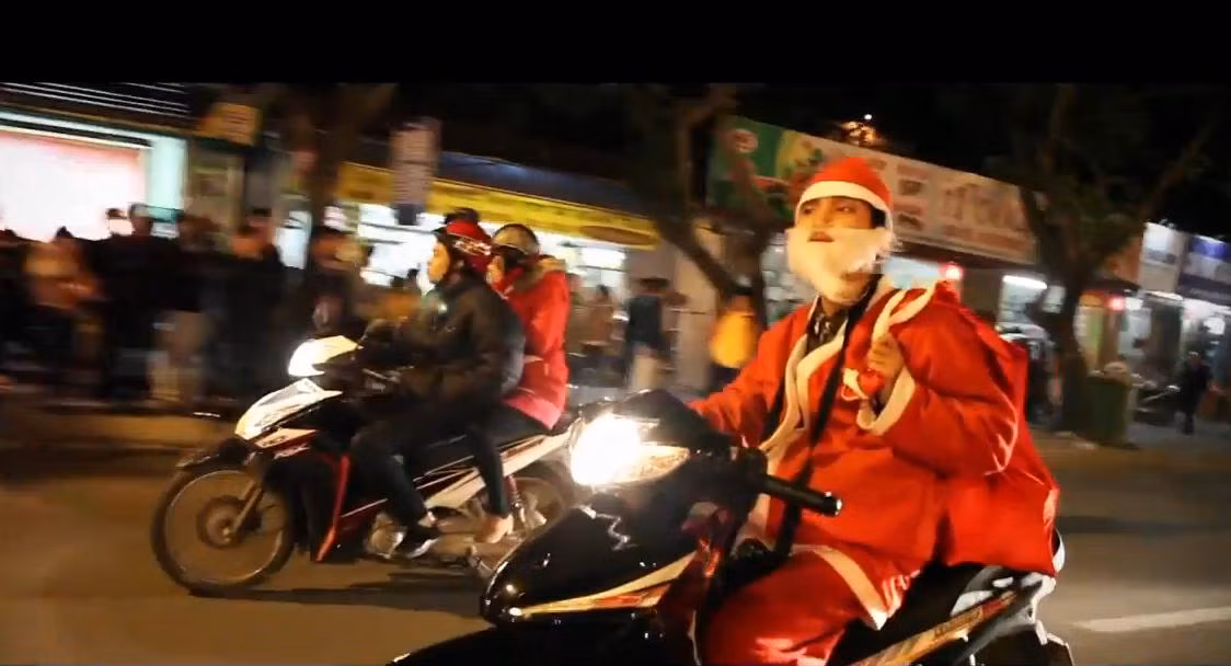 Ở Việt Nam, dịp Giáng Sinh cũng là thời điểm rất nhiều bạn sinh viên vì muốn có thêm thu nhập đã làm thêm công việc đóng giả ông già Noel, cưỡi xe máy đến từng nhà khách hàng đặt trước để tặng quà cho trẻ nhỏ.