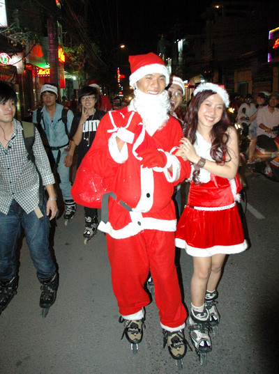 Một số "ông trẻ" Noel lại tạo cho mình phong cách di chuyển cực lạ, sử dụng patin, ván trượt để đi làm việc tạo nên một hình ảnh thú vị trên đường phố.