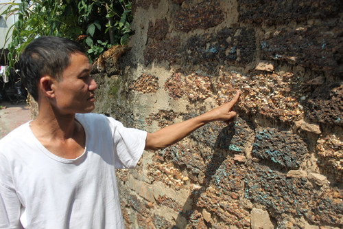 Anh Sáu cho biết, đá ong lâu năm chỉ bị trôi mất phần da, phần cốt đá vẫn rất chắc.