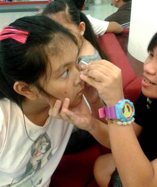 Đeo và tháo áp tròng khiến mắt sưng, đau cộm.