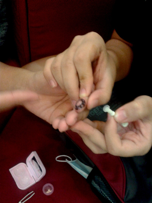 Miếng kính áp tròng khó có thể vô trùng trước khi đưa vào mắt thế này!