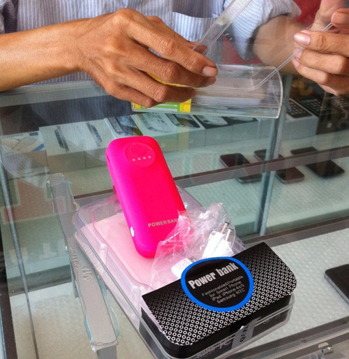 Cục pin sạc dự phòng giá chỉ hơn 100.000đ, bao bì ghi tới 5.000mAh.