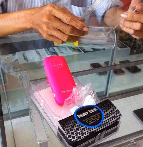 Cục pin sạc dự phòng giá chỉ hơn 100.000đ, bao bì ghi tới 5.000mAh.