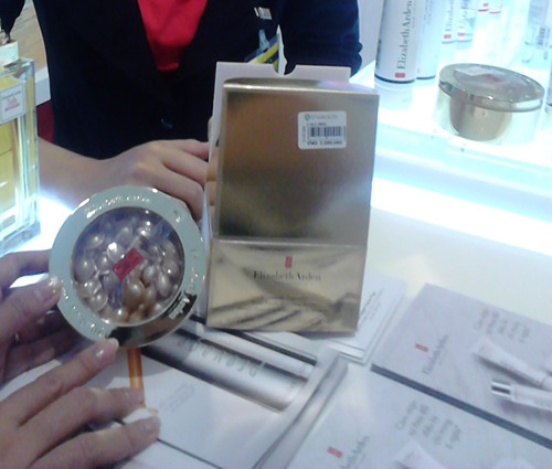 Viên nang Ceramide đang bán tại cửa hàng Elizabeth Arden New York, Parkson Saigon Tourist Plaza.