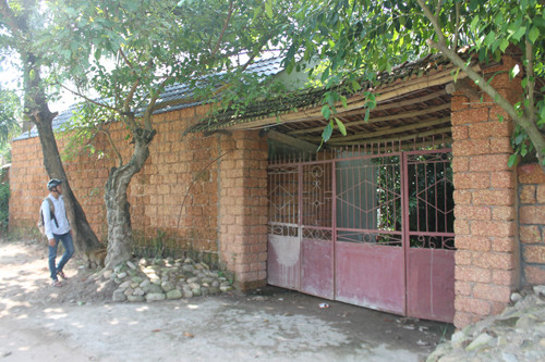 Một ngôi nhà đá ong cổ hàng trăm năm tuổi.