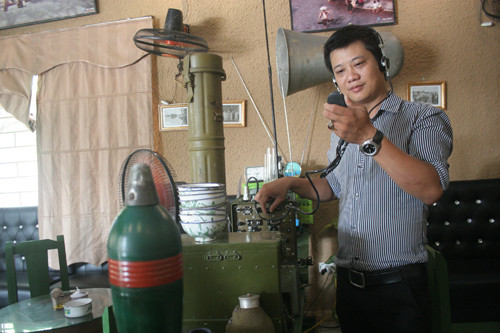 Anh Duy là người may mắn khi được dũng sĩ diệt Mỹ Hà Văn Nã tặng cho chiếc máy thông tin thời chiến tranh chống đế quốc Mỹ.