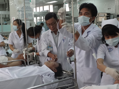 Rửa mắt cấp cứu cho bệnh nhân bỏng hóa chất.