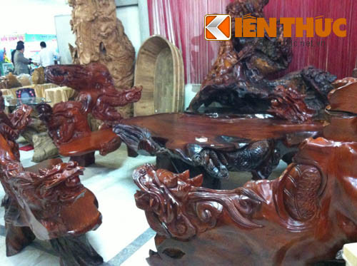 Trong số đó,những gian hàng trưng bày và bán các sản phẩm nội thất gỗ quý luôn giành được sự quan tâm của đông đảo khách tham quan và mua sắm trong những ngày qua. Trong ảnh là bộ bàn ghế làm bằng gỗ hương có giá gần 175 triệu đồng.