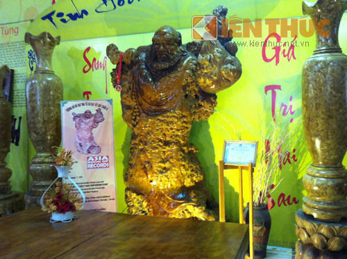 Nổi bật là bức tượng Bồ Đề Đạt Ma bằng gỗ Nu được xác nhận kỷ lục lớn nhất Việt Nam.