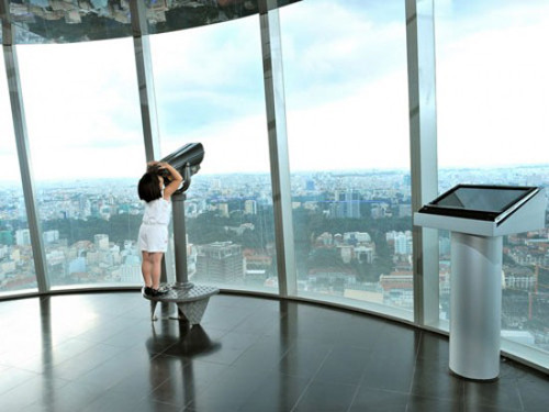Tại tầng 47 của tòa nhà, du khách có thể quan sát quang cảnh của thành phố với góc nhìn 360 độ.