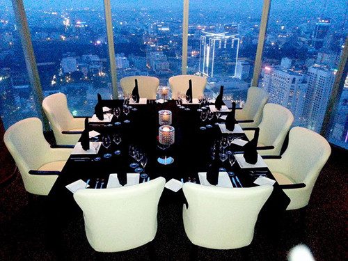 Rất nhiều thương hiệu thời trang nổi tiếng đã tụ hợp tại trung tâm mua sắm của tòa nhà cùng khu nhà hàng, ẩm thực sang trọng.