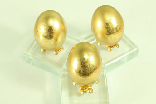 Ngoài ra, công ty này còn có các sản phẩm quà tặng khách như những quả trứng vàng có khắc chữ Phúc - Lộc - Thọ.