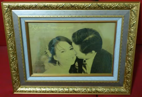 Ảnh cưới phủ vàng ròng 24k cũng là một sản phẩm kỳ công đang hút các cặp đôi trong mùa cưới năm nay.