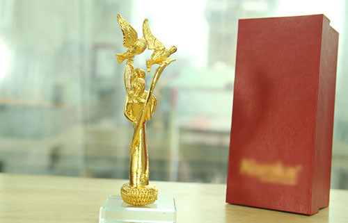 Tuy giá bán có khá chát nhưng món quà này đã nhận được nhiều sự quan tâm của khách hàng. Nhiều người cho rằng đặt biểu tượng đôi uyên ương trong phòng ngủ tượng trưng cho hạnh phúc.