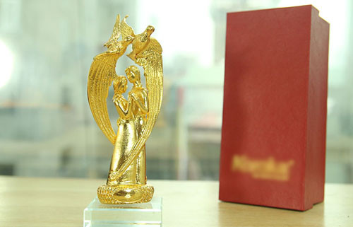 Đôi uyên ương này được làm bằng chất liệu đồng nguyên chất phủ vàng ròng 24k và có kích thước 16 x 4.5 x 2.5 (chiều cao x chiều dài x chiều rộng).