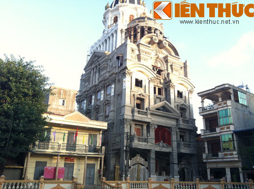 Có thể thấy hệ thống cửa của ngôi nhà được làm hòa toàn bằng gỗ, phần chóp nhô lên đã được sơn màu trắng.