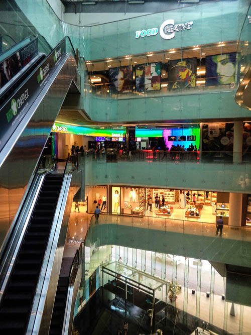 Bên cạnh đó, hệ thống thang máy hai tầng với hệ thống định vị điểm đến, được gọi là Compass hiện là hệ thống thang máy hiện đại nhất Việt Nam. Hệ thống thang máy có thể đưa khách đến với tầng cao nhất của tòa tháp trong vòng 45 giây.