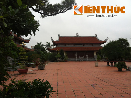 Khu đình thờ nằm trong quần thể Khu di tích Nguyễn Công Trứ.