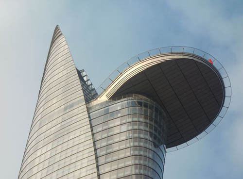 Đặc biệt, tòa tháp cũng là dự án đầu tiên tại Việt Nam cho xây dựng sân đỗ trực thăng trên tầng 52.